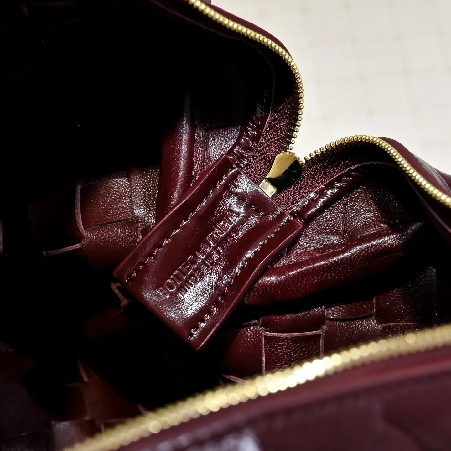 Batch 1660 𝗕𝗼𝘁𝘁𝗲𝗴𝗮 𝗩𝗲𝗻𝗲𝘁𝗮———— The latest version of the loop camera bag💥 from BV’s King of Cost-Effectiveness counter, large woven texture➕Ultra-high quality wax leather as always, with zippers, hardware decoration on both sides, adjustable drawstrings, it is especially suitable for the tummy💫It can hold anything, it is also very light, suitable🈴️for girls of all ages, size: 22*15*8cm, style number: 6126